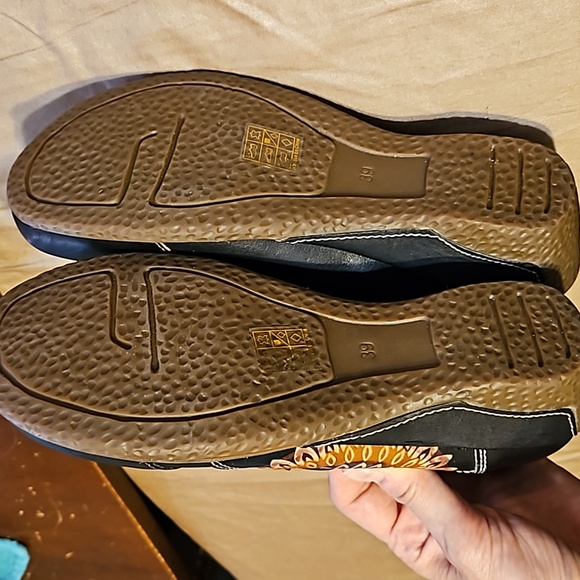L'Artiste by Spring Step Agacia Black Slip-On Shoe women's 8.5, sunburst design - Picture 9 of 10